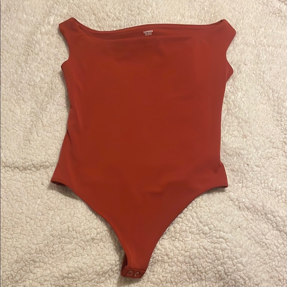EXPRESS CINNAMON OFF THE SHOULDER FITTED BODYSUIT